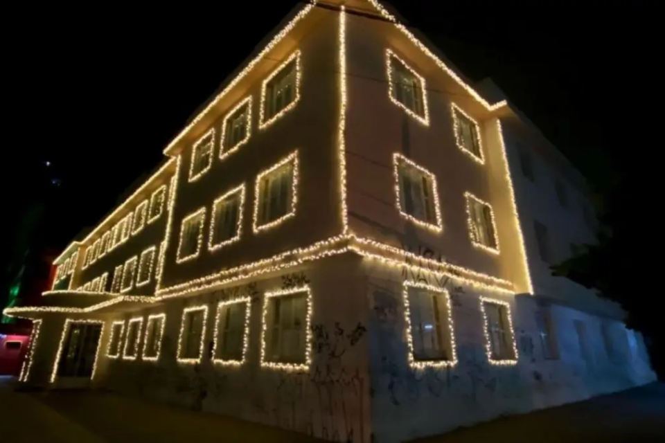 Prédio com luzes para o Natal em Goiânia