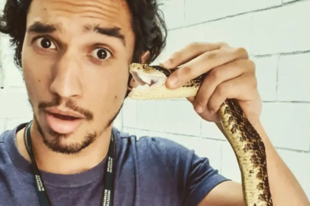 João Miguel Nunes com jararaca na mão