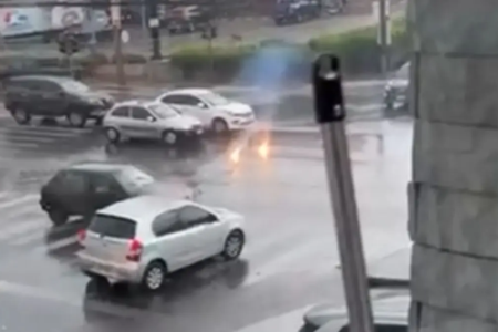 Chuva em Goiânia: após explosão, cabo de energia pega fogo no asfalto da T-7 (Foto: Reprodução)