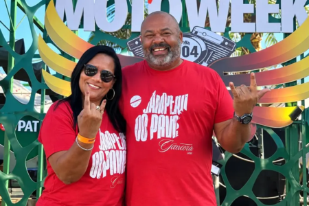 Rivânio Santos e Suely Martins posam juntos. O casal estudou na mesma turma na infância e se reencontrou décadas depoisesign sem nome (32)