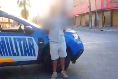 Câmeras de segurança registraram o momento em que a caminhonete conduzida pelo adolescente atingiu a motocicleta (Foto: reprodução)
