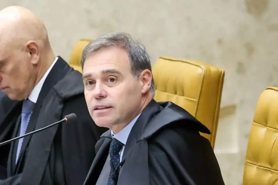 Ministros Alexandre de Moraes e André Mendonça