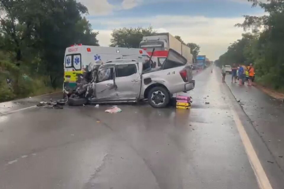 Caminhonete fica destruída após acidente em trecho da BR-153, com atendimento de emergência no local (Foto: PRF)
