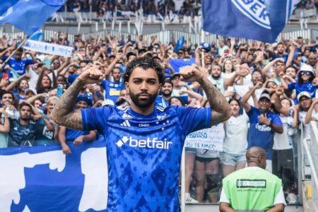Gabigol com a camisa do Cruzeiro