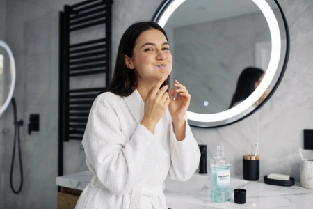 Uso frequente de enxaguante bucal pode fazer mal Escovação, fio dental e limpeza profissional devem ser a base do cuidado