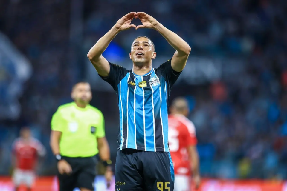 Grêmio vence o Internacional no Grenal 454 e vai para as semis da Copa do Brasil