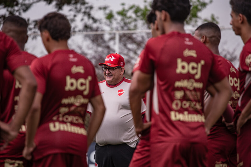Guto Ferreira posiciona o Vila Nova para encarar o América-MG
