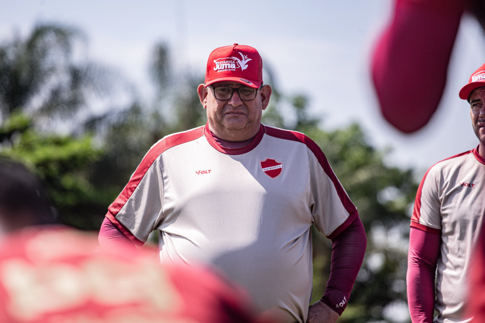 Guto Ferreira mexe no Vila Nova para o clássico