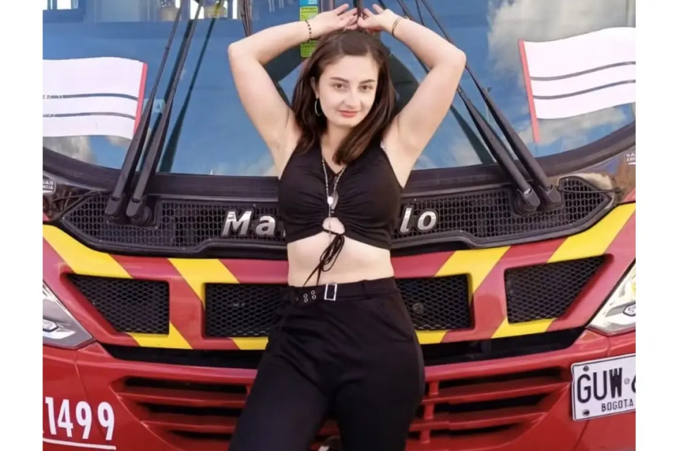 Mulher se casa com ônibus, faz tatuagem e vira faxineira para ficar perto do amor; veja fotos Yeline teme perder o amor da sua vida