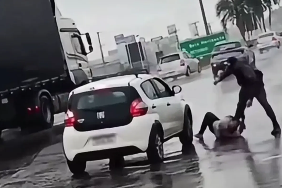 Homem toma e arremessa arma de PM durante abordagem na BR-040, em Valparaíso