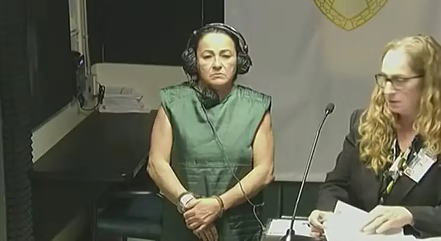 Mulher é presa após jogar balde de fezes em vizinha e motivo surpreende Suspeita deu versão controversa à polícia, que investiga o caso
