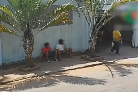 Idoso foi observado, perseguido, agredido e roubado por jovens que estavam na rua