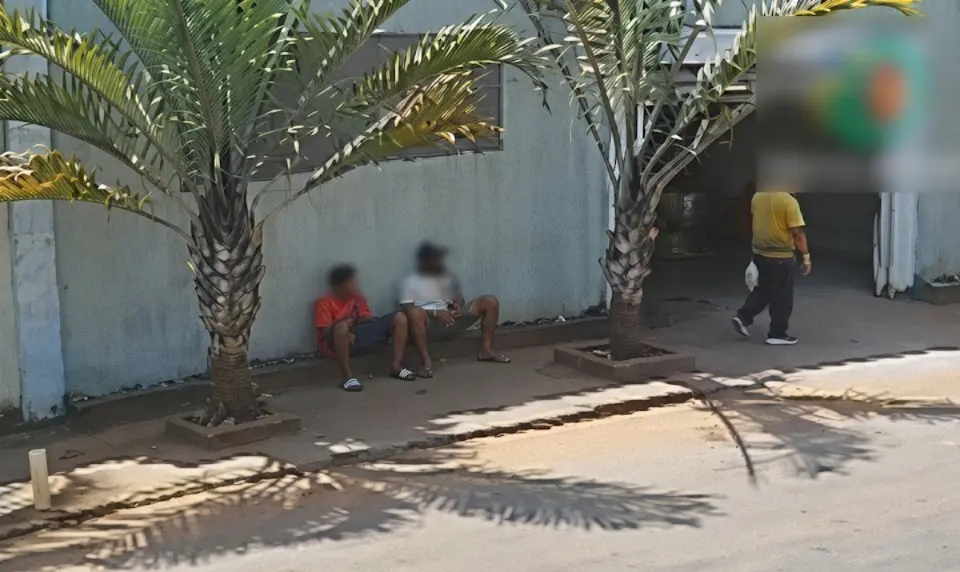 Idoso foi observado, perseguido, agredido e roubado por jovens que estavam na rua