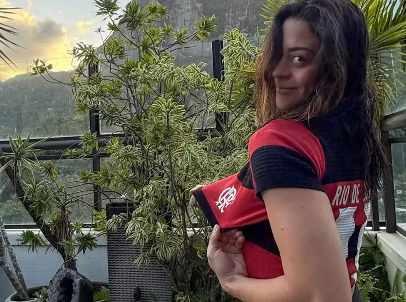 Carol Castro de biquíni com camisa do Flamengo