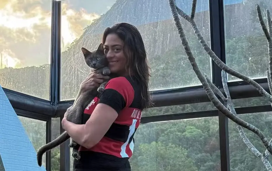 Carol Castro de biquíni com camisa do Flamengo