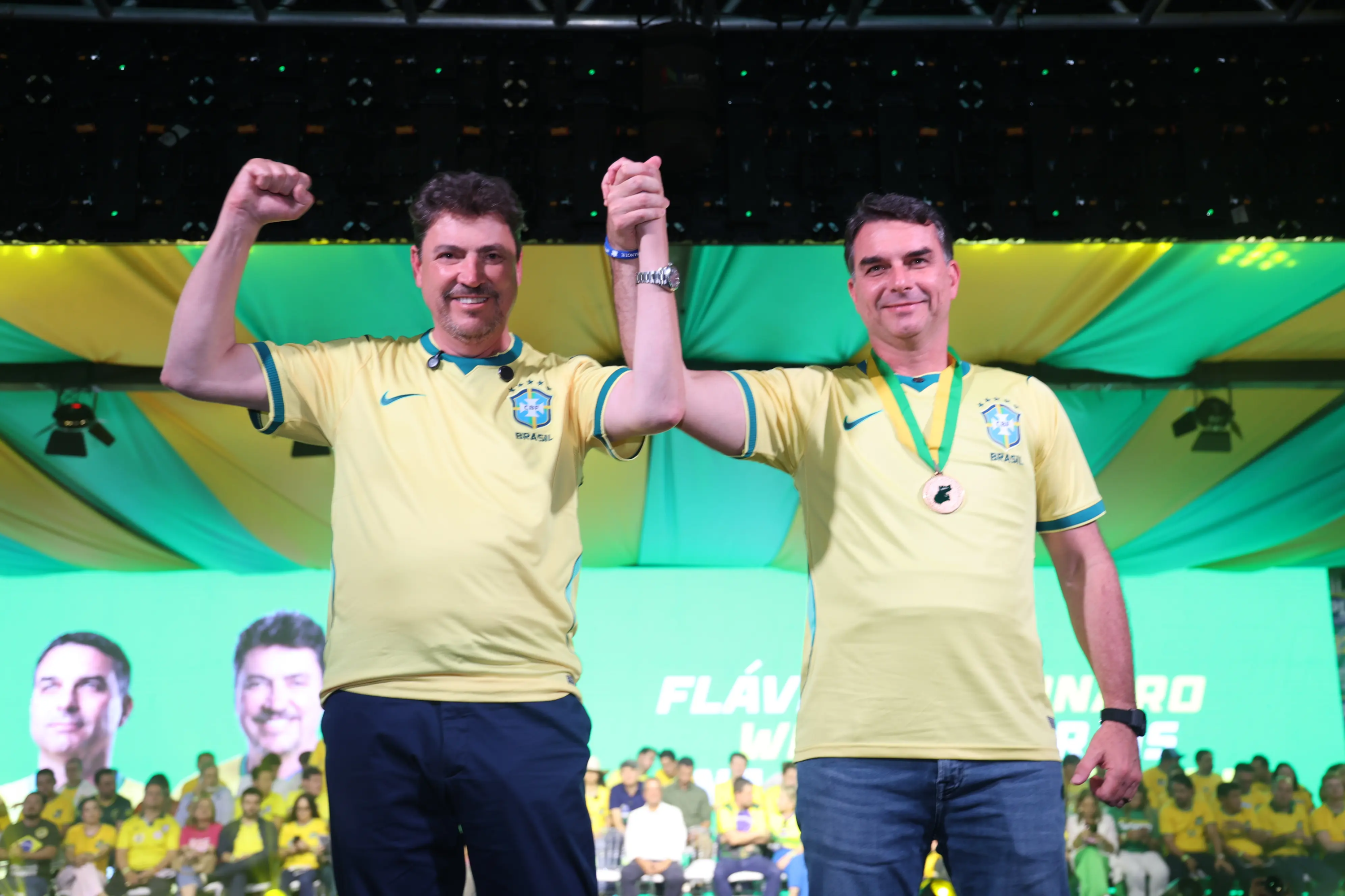 Flávio Bolsonaro e Wilder Morais anunciam carreata em Goiânia no domingo (27/9)