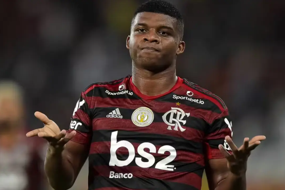Vila Nova negocia com atacante ex-Flamengo