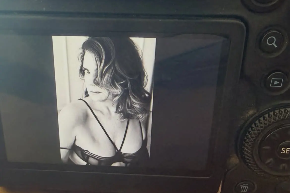 Atriz Mayara Magri chama atenção ao fazer ensaio sensual aos 64 anos: 'Nessa idade é diferente'; veja fotos artista posou para a Playboy