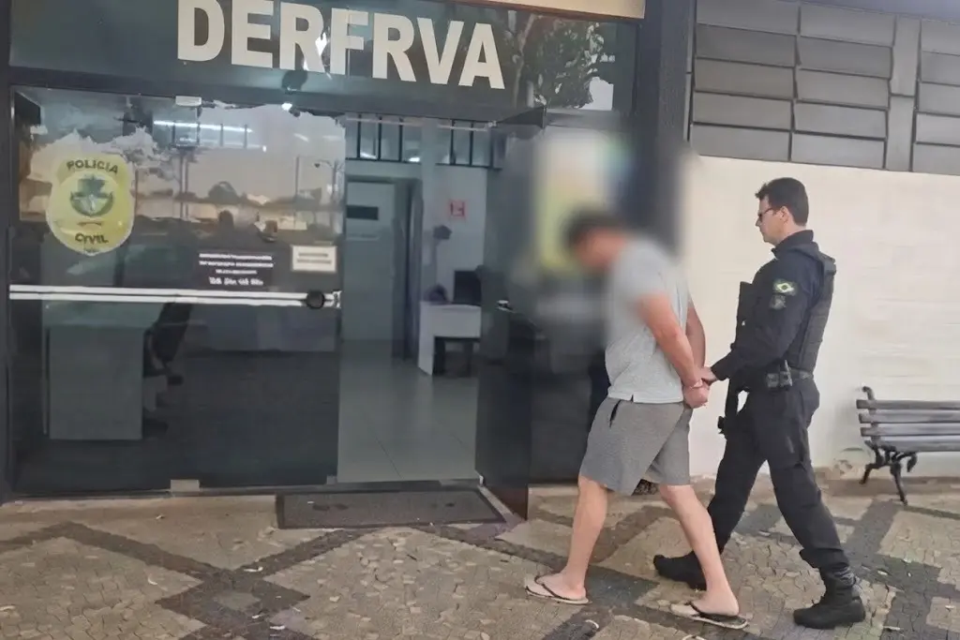 Suspeito conduzido por policial à DERFRVA, em Goiânia