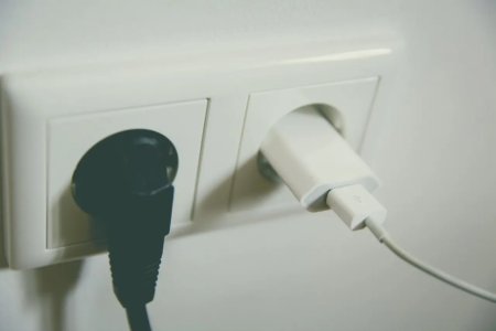 Duas tomadas conectadas no plug