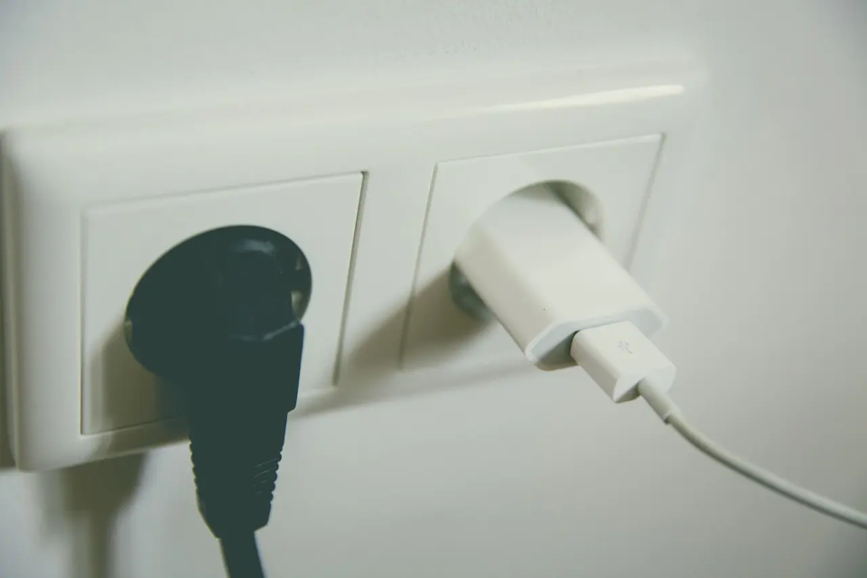 Duas tomadas conectadas no plug