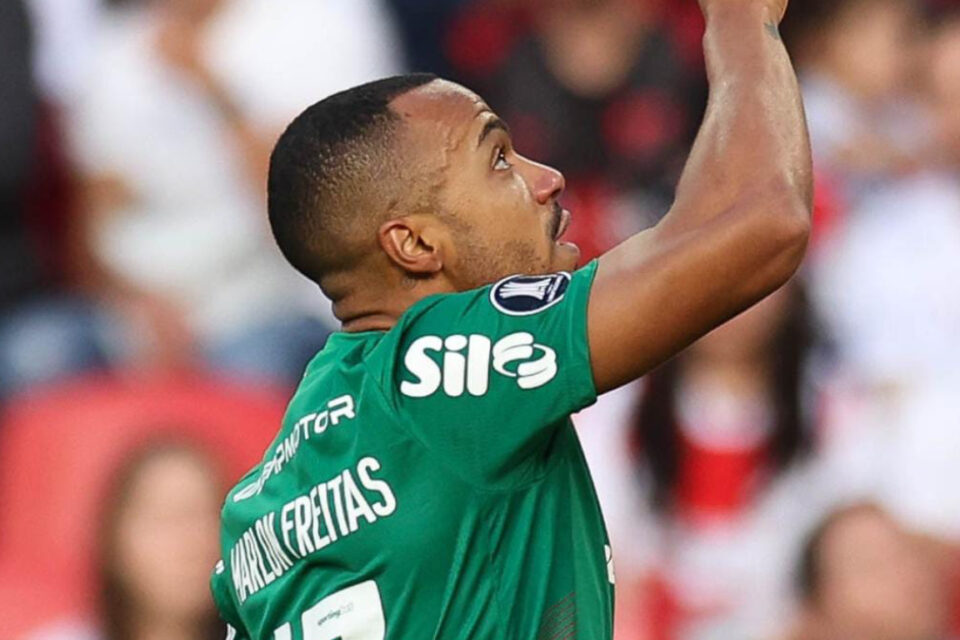 Marlon Freitas comemora gol em vitória do Palmeiras sobre a LDU