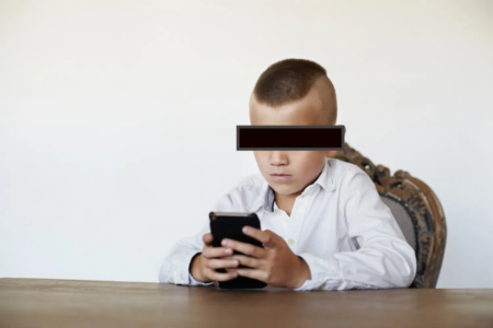 Menino não identificado usa celular - Foto ilustrativa (Magnific/reprodução)