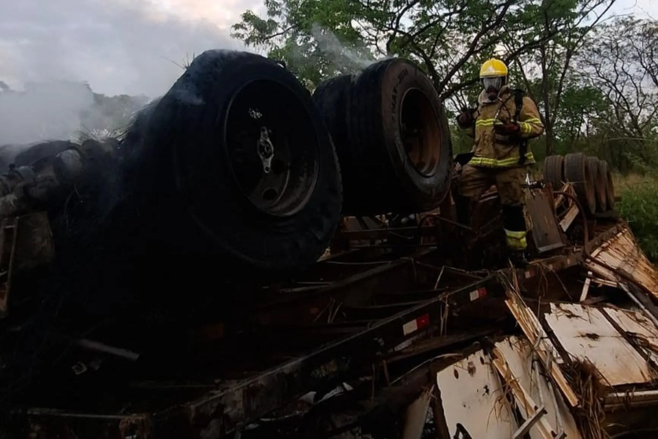 arreta destruída por incêndio após acidente na BR-364, em Jataí, com bombeiro durante atendimento à ocorrência