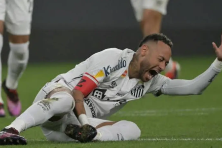 Neymar sofre lesão no duelo diante do Palmeiras