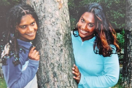 Adotadas por famílias diferentes, amigas descobrem 30 anos depois que são irmãs de sangue: "nossa intuição estava certa"
