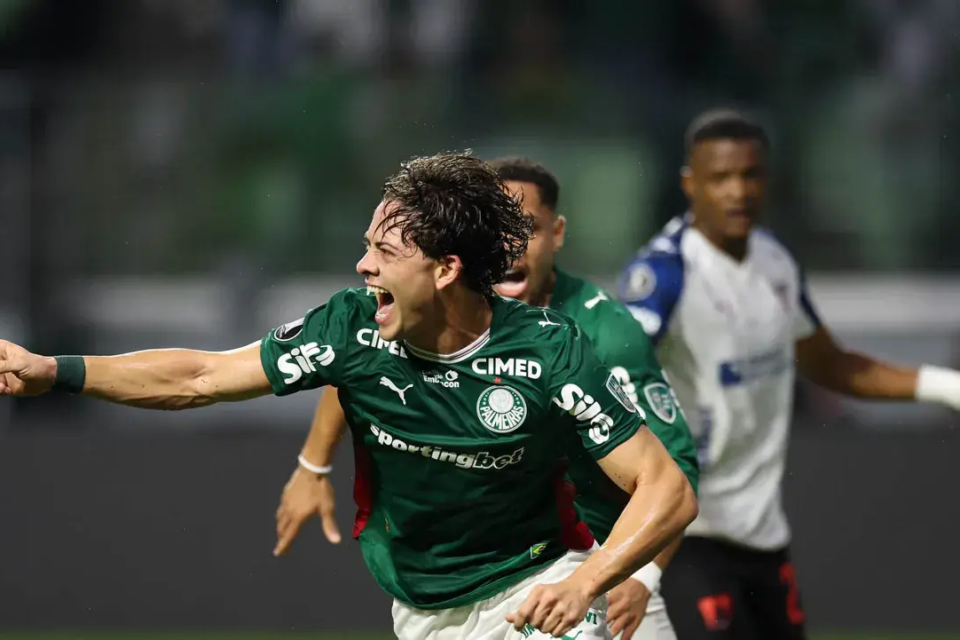Giay comemora gol contra a LDU