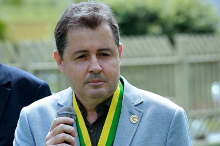 Paulo Rogério marca reunião com elenco do Goiás