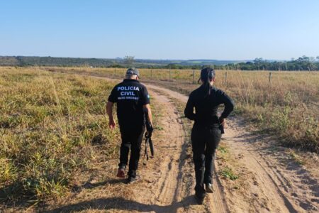 Policiais caminham em propriedade rural em Mineiros (Foto: PCGO)