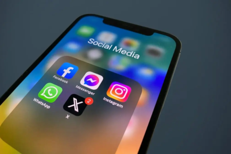 Plataformas digitais ultrapassam TV e rádio no consumo de notícias 72% dos brasileiros conectados se informam diariamente por redes sociais