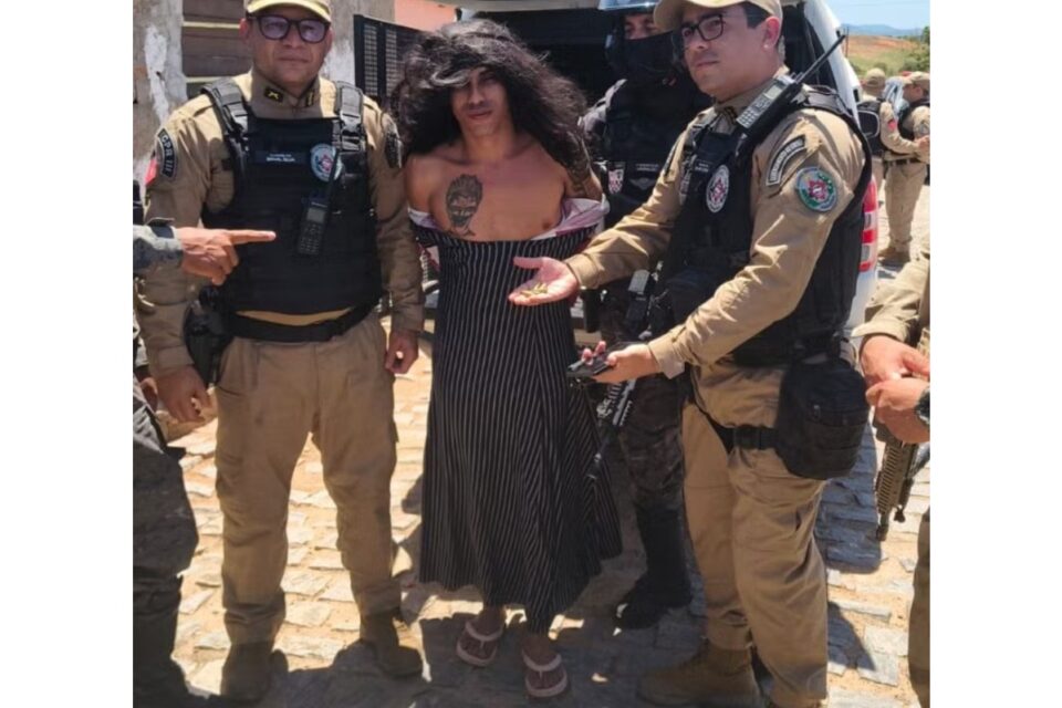 Preso de vestido e peruca, homem afirma ter matado 80 pessoas na Paraíba; vídeo Jorlan Lopes da Silva estava com criança no colo