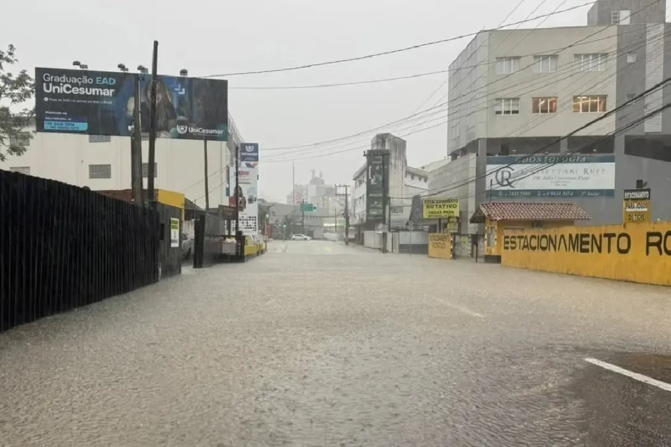 Arredores do Heriberto Hülse alagados pela chuva