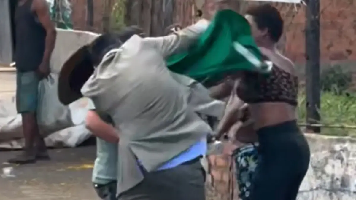 Candidato divulga vídeo em que aparece em confusão com moradores de rua
