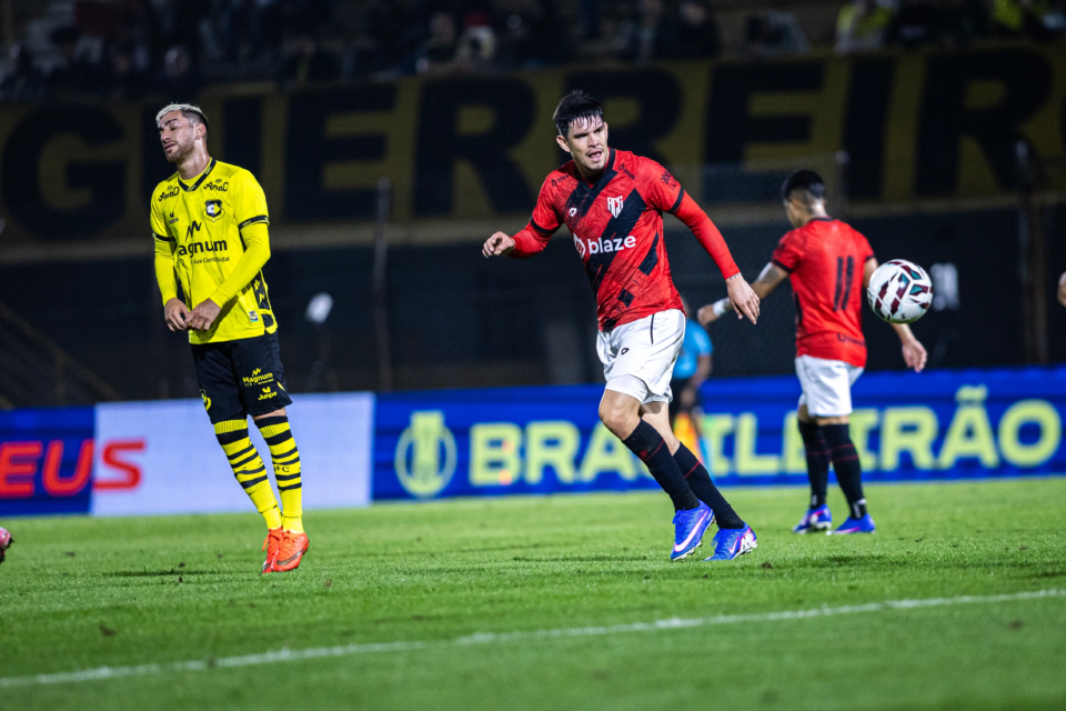 Atlético cai no segundo tempo e leva gol de pênalti