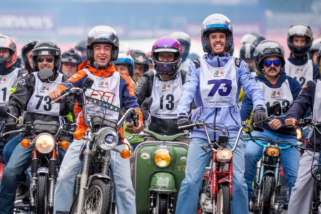 Pilotos da MotoGP durante evento de motoneta na Áustria