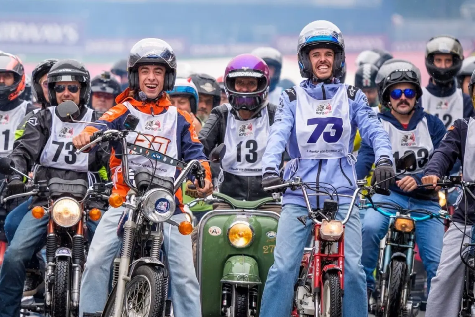 Pilotos da MotoGP durante evento de motoneta na Áustria