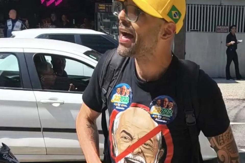 Deputado do PL ameaça sacar arma após reclamar de música contra Flávio Bolsonaro; vídeo Alexandre Knoploch militantes do PSOL
