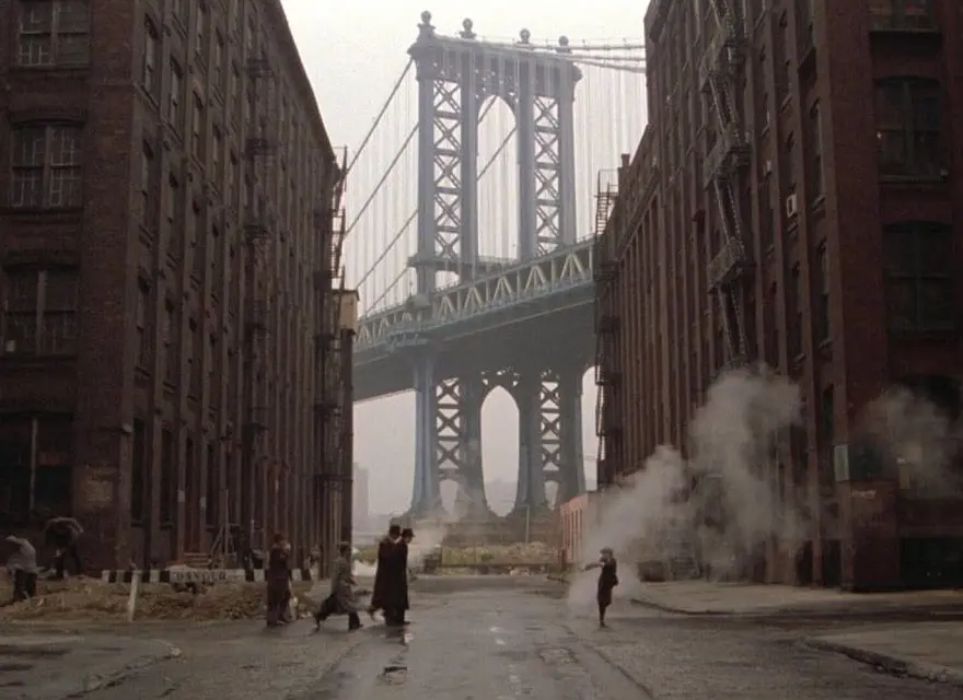 Cena de *Era Uma Vez na América*, filme de Sergio Leone que acompanha décadas de amizade, crime e disputas dentro do submundo de Nova York (Foto: Reprodução/Warner Bros.)