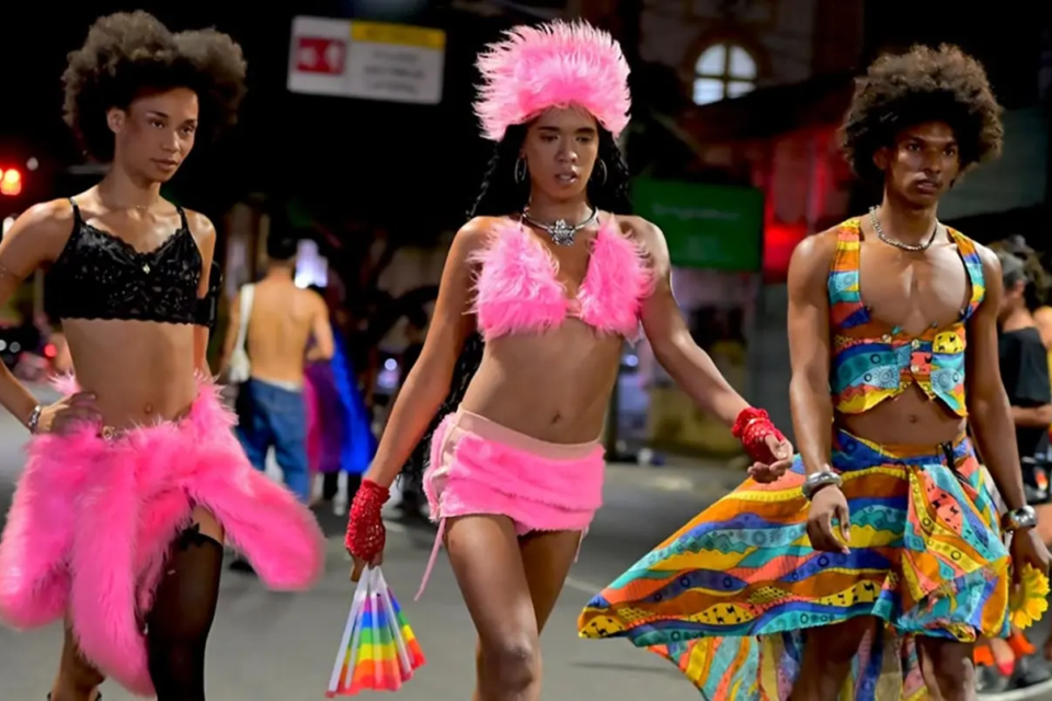 31ª Parada LGBTQIA+ leva música, serviços e reivindicações políticas à Praça Cívica fotos Passeata avenidas Araguaia, Paranaíba e Tocantins