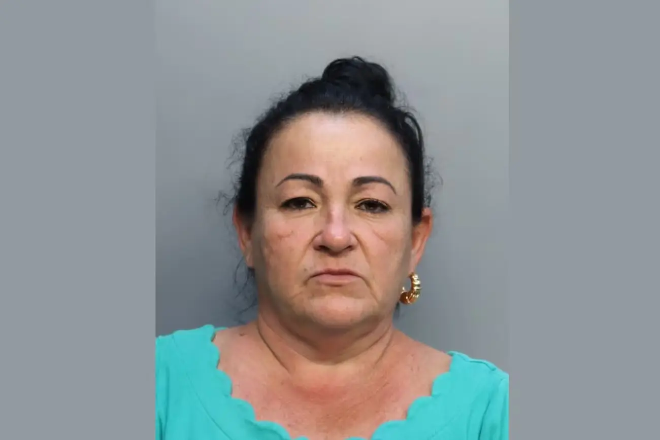 Mulher é presa após jogar balde de fezes em vizinha e motivo surpreende Suspeita deu versão controversa à polícia, que investiga o caso