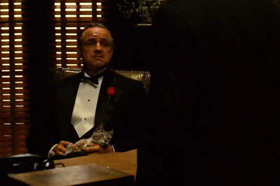 Cena de O Poderoso Chefão, com Don Vito Corleone em seu escritório, em uma das imagens mais reconhecidas do clássico sobre poder, família e crime organizado (Foto: Reprodução/Paramount Pictures)