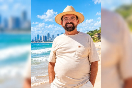 Foto colorida mostra Tomás de Aquino, ex-prefeito de Senador Canedo, na praia