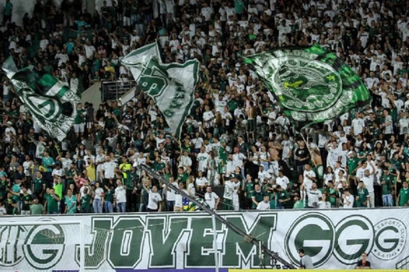 Goiás pune 28 torcedores que jogaram copos no gramado