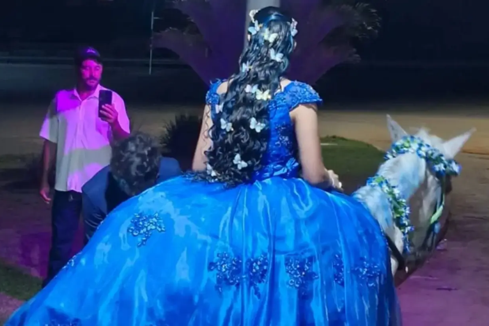 Jovem chega montada em égua em aniversário de 15 anos ao som de Leonardo para homenagear avô em Goiás vídeo Ketlyn Cristine