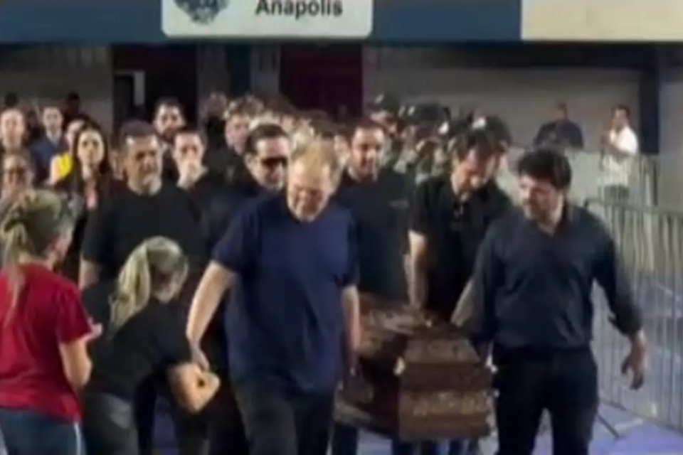 Emoção marca chegada do corpo de Amilton Filho para velório