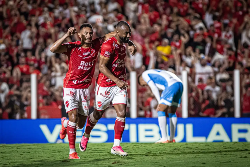 Vila Nova vence o Londrina e dispara na liderança da Série B